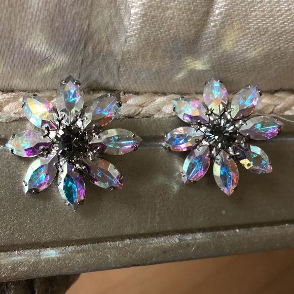 Elizabeth Cole Jewelry - NWT Elizabeth Cole Jewelry Swarovski Crystal Flower Earrings